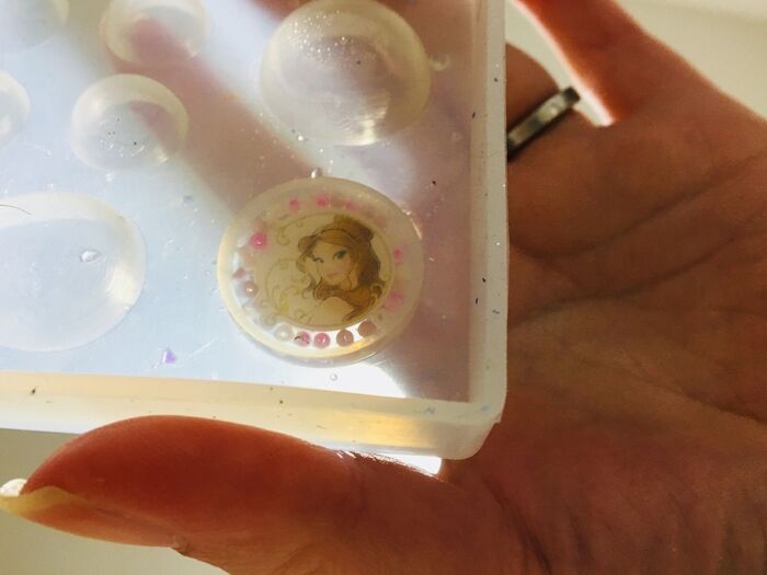 表側にキャラクターが綺麗に見えてるのを確認してから硬化して下さいね。