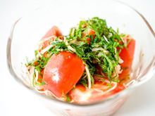 混ぜるだけ簡単!ガリと大葉とトマトのサラダ