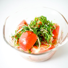 混ぜるだけ簡単!ガリと大葉とトマトのサラダ