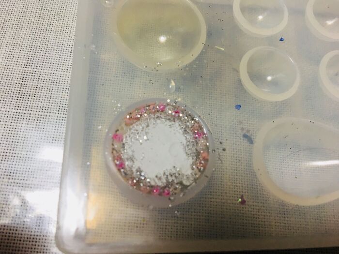 残り半量を入れ、ラメも入れ、硬化