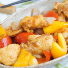 新玉ねぎと鶏胸肉のカラフル黒酢炒め