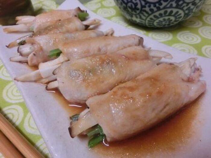 汁だく生姜だれで♪ 極薄鶏むね肉の千切りきのこ巻き