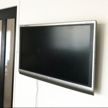 テレビをホッチキスで壁掛けに?!まるでディスプレイ♫な壁活用