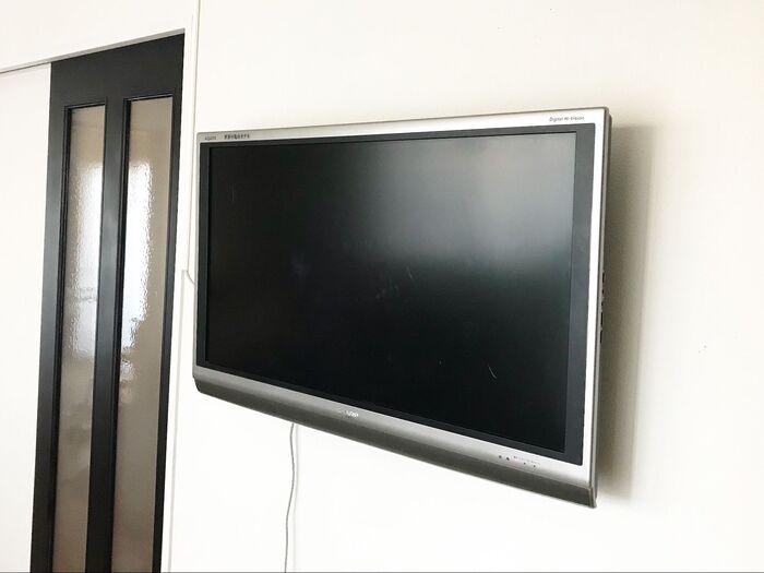 テレビをホッチキスで壁掛けに?!まるでディスプレイ♫な壁活用