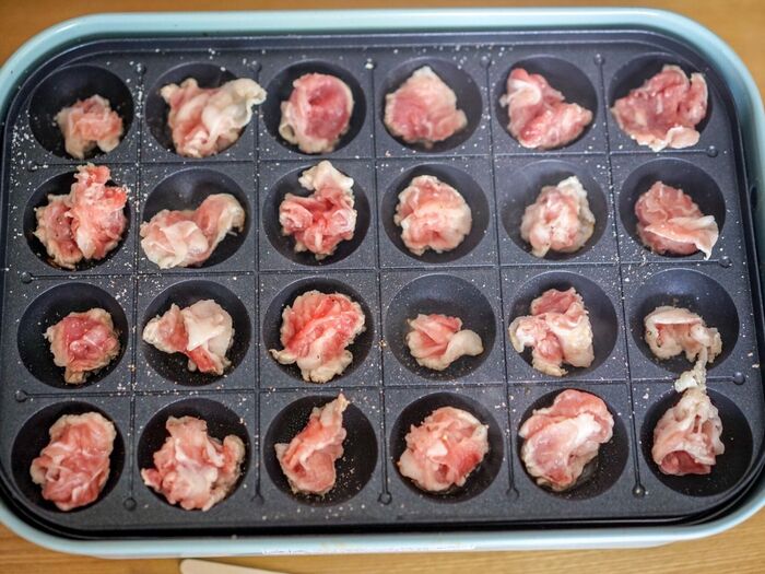豚肉を入れて塩胡椒をする