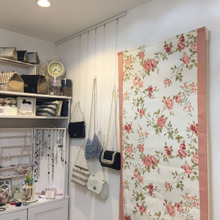 ピクチャーレールで手作りジュエリーバッグをディスプレイ