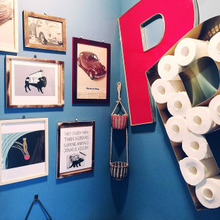 トイレの壁面ディスプレイとトイレットペーパー収納