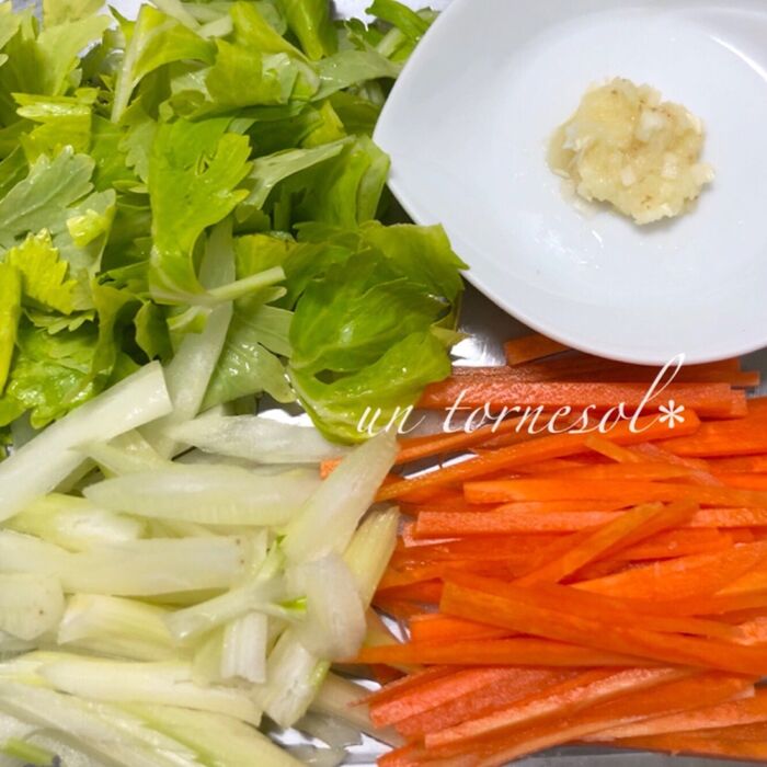 ①食感を良くするため、セロリのスジはとって!