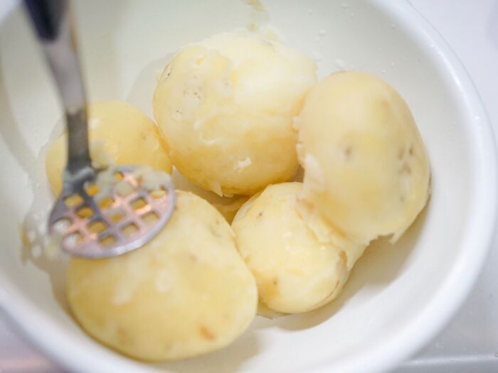 じゃが芋は皮を剥いて潰します