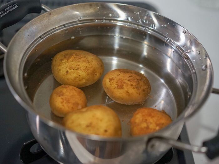 じゃが芋を茹でます(レンジでチンでもOK)