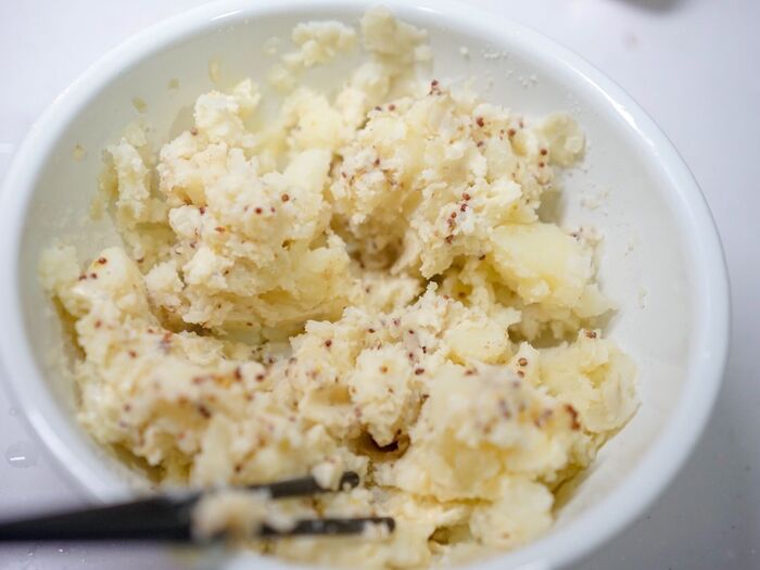 調味料を熱いうちに混ぜます