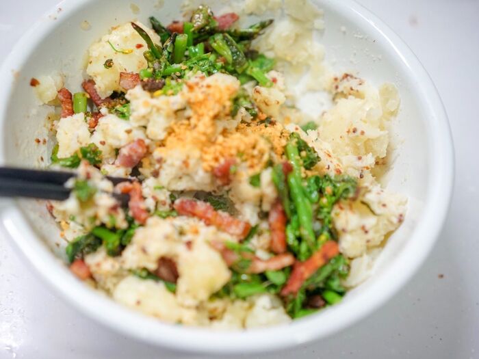 炒めた具材とフライドガーリックを混ぜる