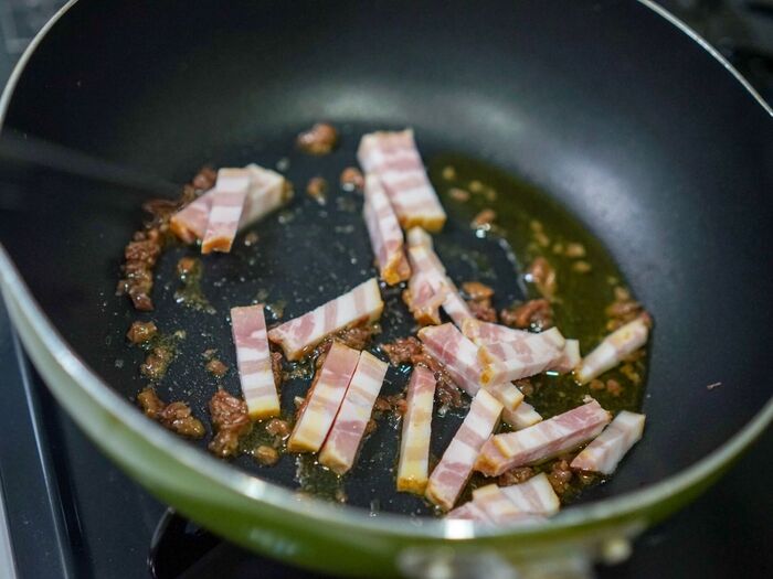 ベーコンを入れて炒める