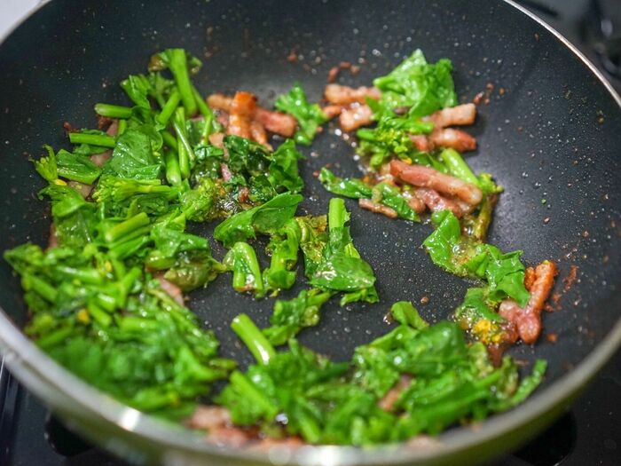 菜の花を入れて強火でサッと炒めます