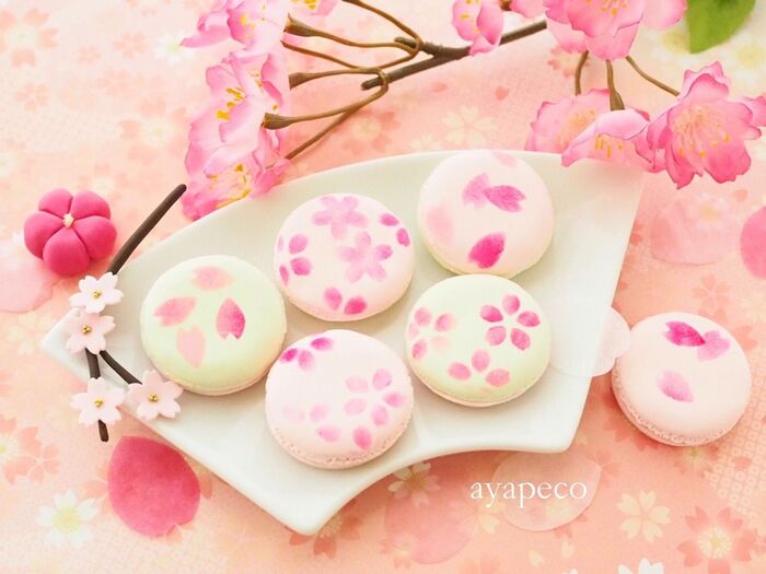 【100均粘土でフェイクスイーツ】花びら舞う桜マカロン