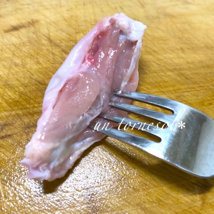 ①骨に沿ってしっかりと刺して!