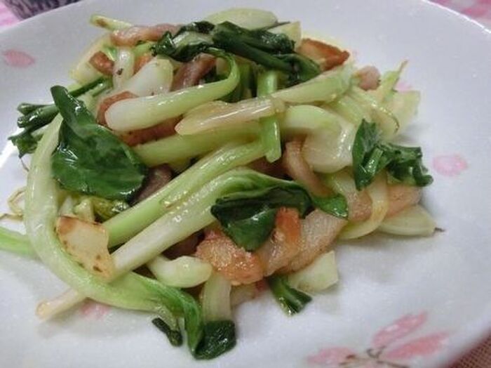 細切りにしただけで味なじみがスゴイ♪ 青梗菜とベーコン炒め