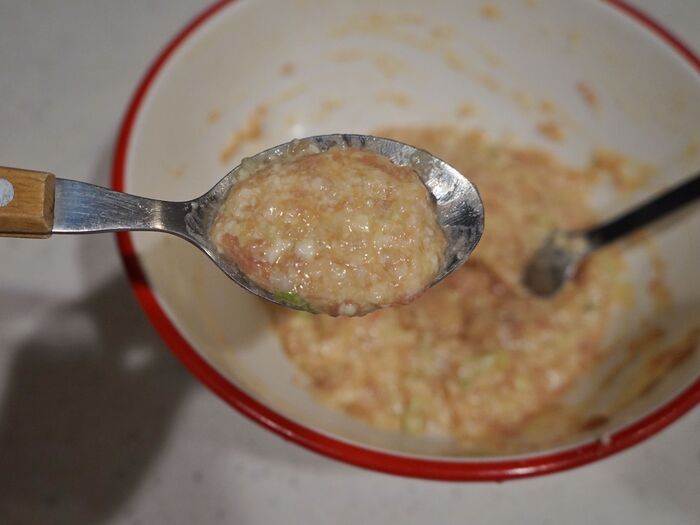 鶏団子を茹でます。