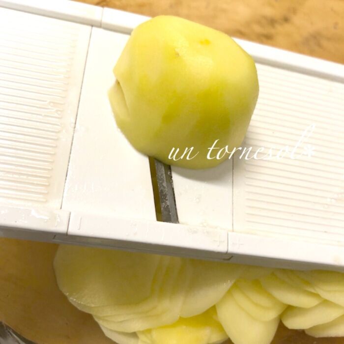 ①アボカドにレモンをかけて色止めを!