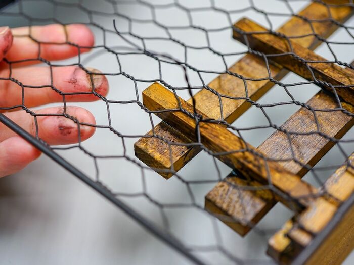 裏側で捩って固定する