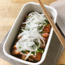 麺つゆを使った漬けだれ×新玉ねぎで♩鮭の南蛮漬け