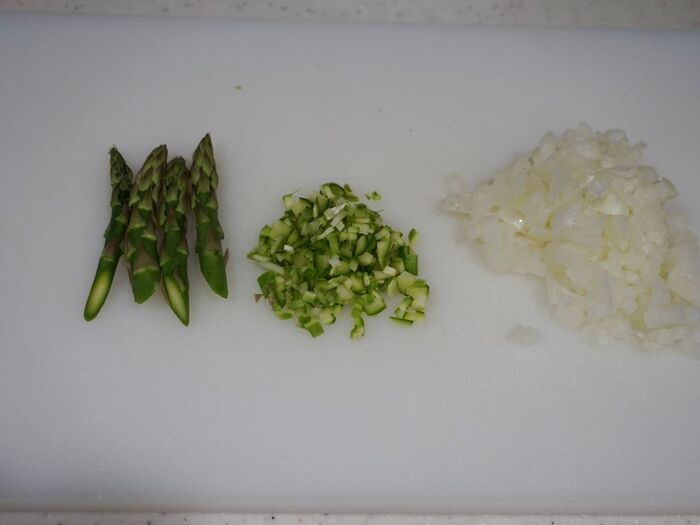 材料の下準備をします。