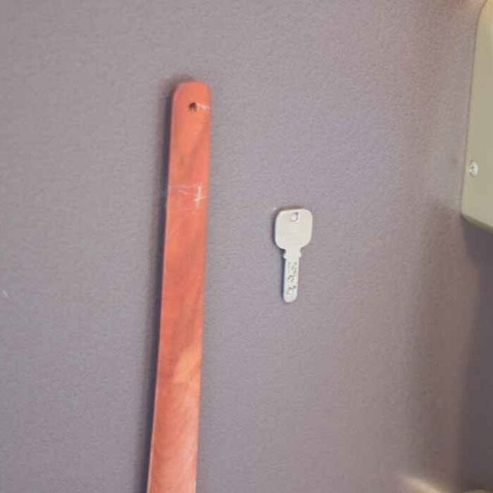 金属にペタっと。