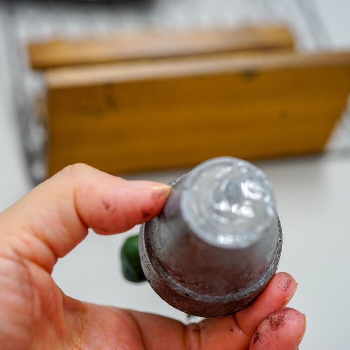 サボテンポットの裏側にボンドを塗ります