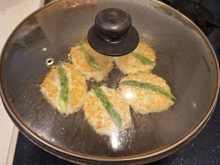 成型して焼いていきます。