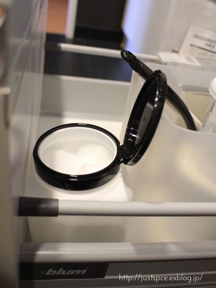 片手で取れて、ポイっ!メラミンスポンジの管理。