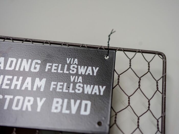 ブリキボードを固定します