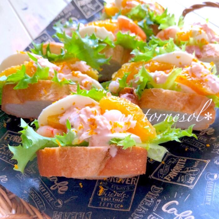 お花見やピクニックに♪パパッとはさむだけ☆えびとモッツァレラのオレンジバゲット
