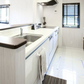 盲点だった!秘密の掛ける収納でキッチン周りをスッキリさせる方法