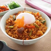 1品プラスでごちそうランチ「肉めし丼 温玉のせ」