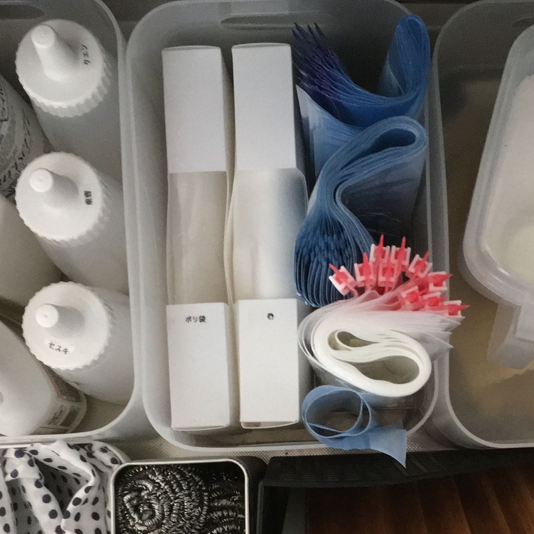 ダイソーの積み重ねBOXで周りを囲う