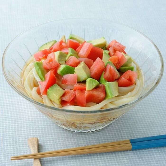 朝食を食べましょう!「アボカドとトマトのぶっかけうどん」
