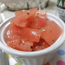 すぐでも作り置きでも美味しい♪ コロコロトマトのガーリックバジルサラダ