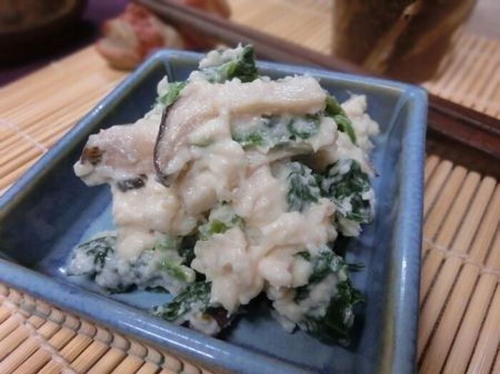 美肌を作る酒粕とヨーグルトで和えるだけ♪ きのことほうれん草のわさび漬け風