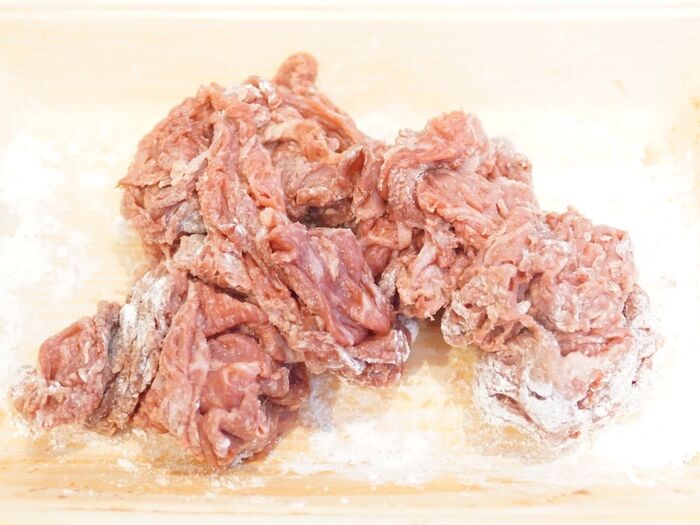 牛肉切り落としに薄力粉をまぶす