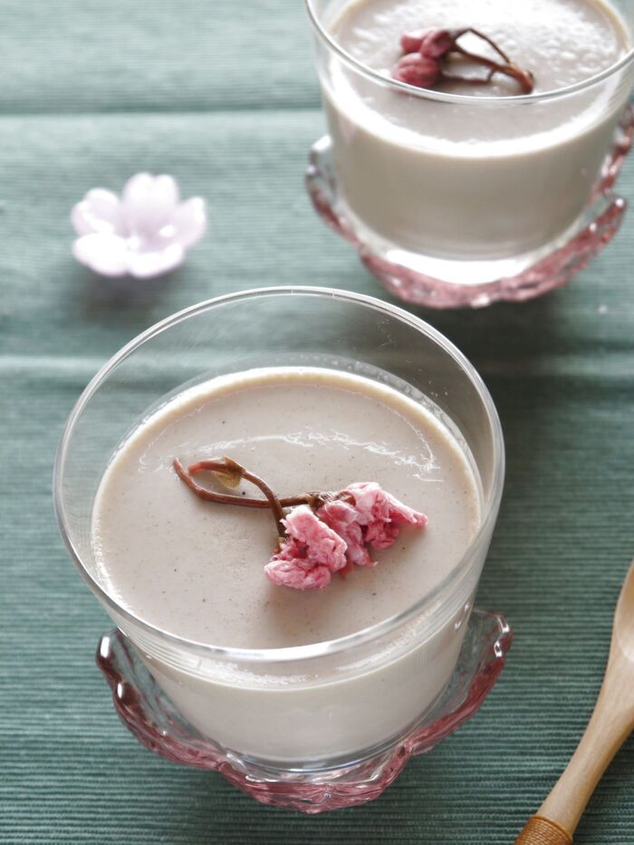 まだまだお花見を楽しむ~塩漬け八重桜にうっとり♡ほうじ茶の豆乳プリン