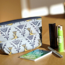 スマートに化粧直しファンデをポーチに入れる方法