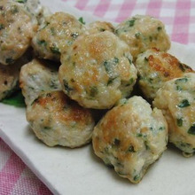 隠し味に粉チーズ♪ 大葉入りカレー風味の鶏つくね