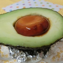 漬け卵黄で絶妙塩加減♪ 醤油漬け卵黄のせアボカド