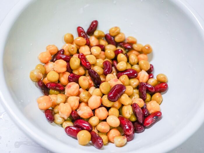 豆をボールに移す