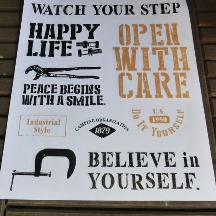 そこで!100均でも多種類あるウォールステッカーを利用します!