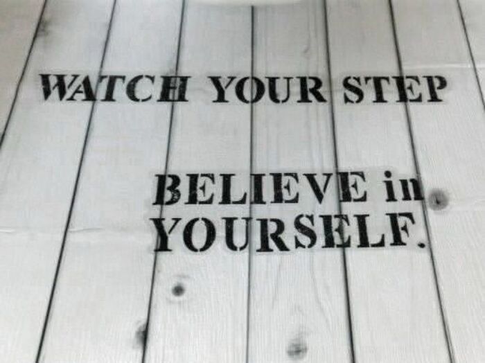 ステッカーを貼ってゆく…