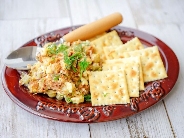 クラッカーとスプーンを添えて