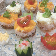 いろいろ食べたいから一口サイズ♪ プチ押しおにぎり