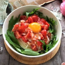 おひとり様ランチにも~!簡単おいしい明太トマトサラダうどん