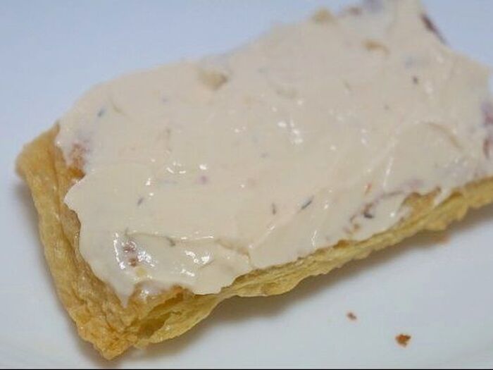 5.油揚げパイにチーズを塗ります。